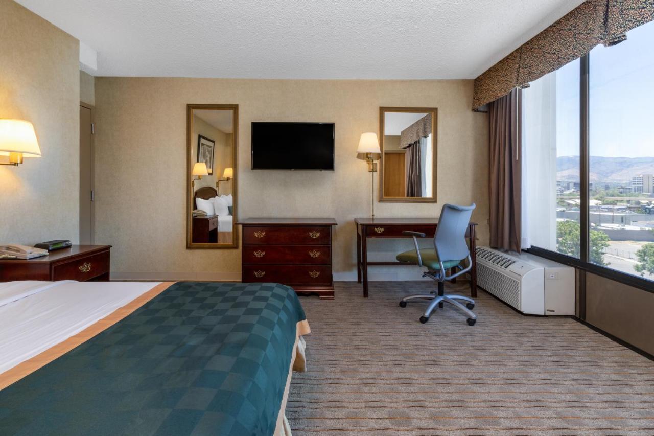 Ramada By Wyndham Reno Hotel & Casino Exterior foto